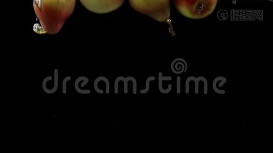 梨子和苹果水果掉进水里，溅起水花和气泡视频