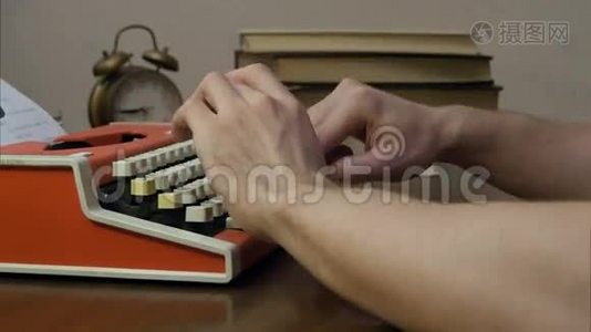 男人`用红色复古打字机打字视频