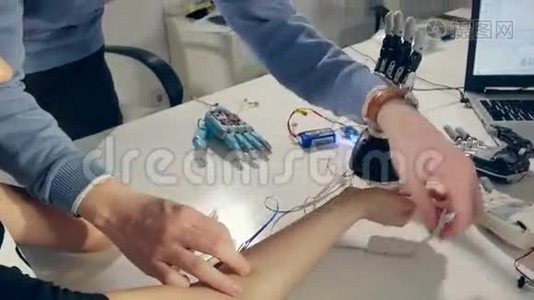 工程师手建立创新仿生机器人手臂，现代假肢在女性手上。视频