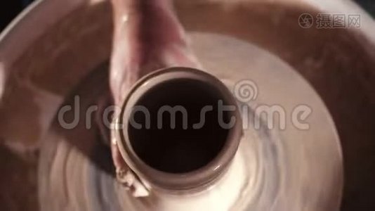人们在陶轮上做锅的俯视图. 波特用专业工具塑造粘土制品-花瓶或杯子视频
