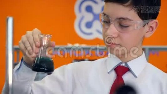 男生在学校化学课上看试管，做实验..视频