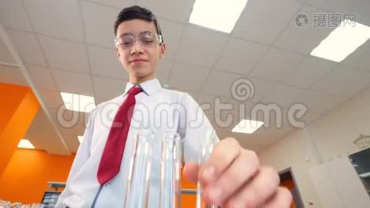 青少年在学校化学课上看试管，做实验。视频