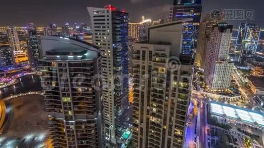 在迪拜Jumeirah海滩住宅JBR和迪拜码头夜间时间推移的现代照明摩天大楼的鸟瞰图视频