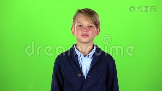 孩子在做鬼脸。 绿色屏幕。 慢动作视频