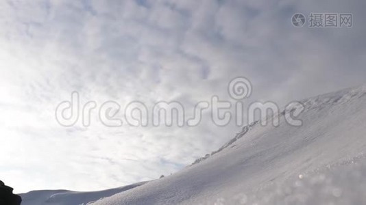 三个冬季登山队员在山上爬绳. 旅行者在大雪中爬绳到达胜利，在强壮的山坡上视频