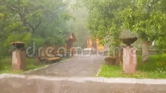 从一辆汽车上射击，一滴滴雨顺着玻璃流下。 强降雨伴有园区冰雹.. 慢动作视频