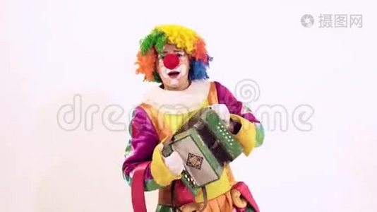 滑稽的小丑一边吹口琴一边唱歌一边跳舞视频