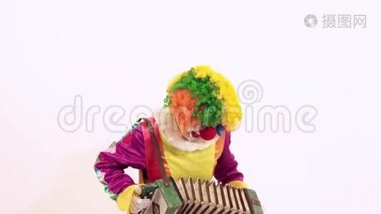 滑稽的小丑玩口琴，假装她会演奏视频