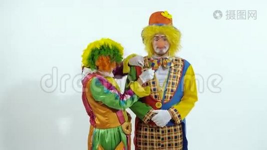 一对马戏团小丑在白色背景下一起玩的肖像视频