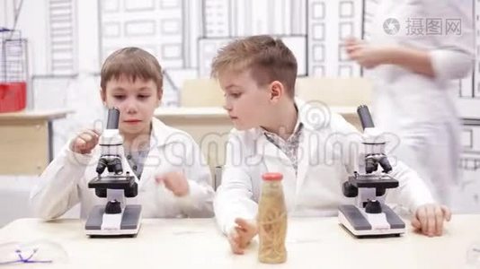 小学生物化学课-孩子们透过显微镜看视频