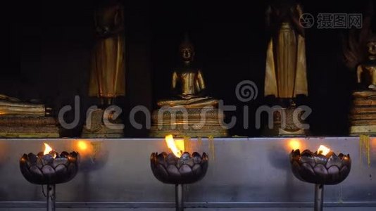 莲花碗用燃烧的油香为佛神祈祷，以示尊重。 神圣火焰视频