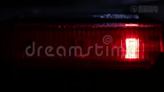 LED灯透过红色玻璃发光视频