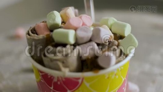 卷制水果冰淇淋分离。 剪辑。 上景特写。 泰国冰淇淋是一种很棒的甜点。 冰淇淋玫瑰花视频