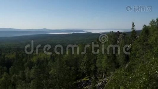 山和深蓝色天空中的夏季景观。 时光流逝。 云彩在蓝天中飞过树木视频