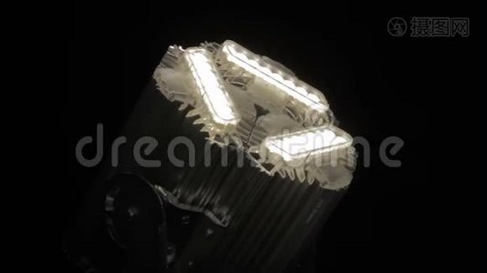 美丽的安全现代强力三角LED灯视频