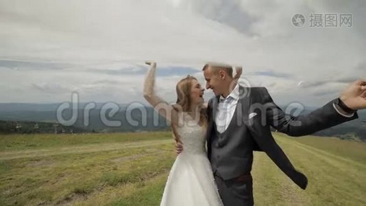 新郎新娘在山上玩得开心。 新婚夫妇。 幸福家庭视频