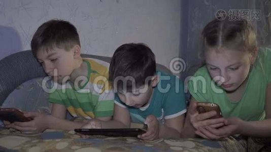 男孩和女孩在平板电脑里玩视频