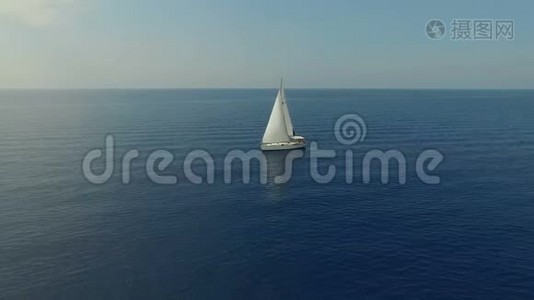 大帆船在美丽的海岸线上的扫空镜头视频