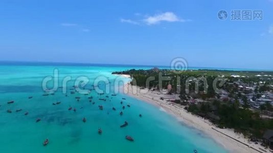 在绿松石热带岛屿海洋中航行的小型旅游船豪华游艇船上的华丽空中无人机景观视频