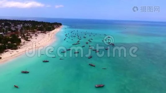 在绿松石热带岛屿海洋航行的小型旅游船豪华游艇船上令人惊叹的无人机空中景色视频