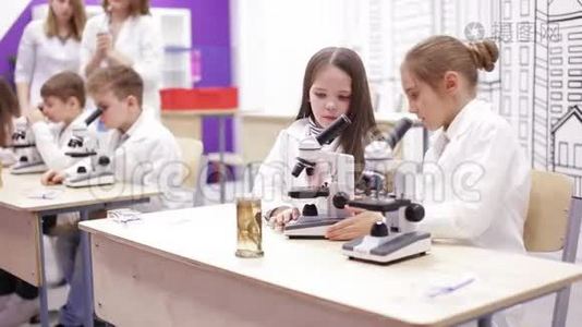 学童学习用显微镜工作视频