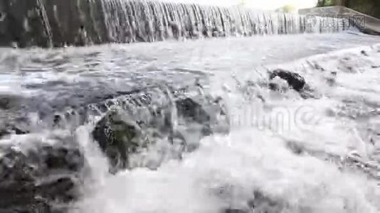 小水坝的水流视频