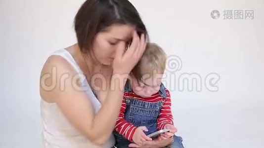 年轻的母子玩手机视频