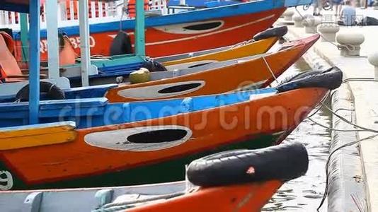 旅游越南城市海安。 传统木船视频