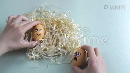 有趣的复活节彩蛋，脸上画着各种情绪，躺在巢里交谈视频