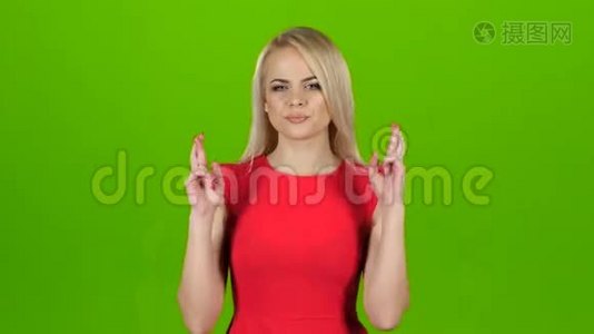 女人用双手交叉手指祝好运视频
