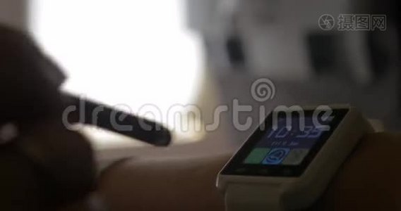 选择智能手表上的设置视频