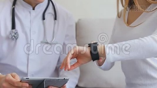技术医学博士和女性患者研究智能手表和平板电脑的医疗功能，使用新技术视频