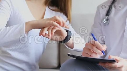 医学博士和女性患者研究智能手表和平板电脑的医疗功能，使用新技术办公视频