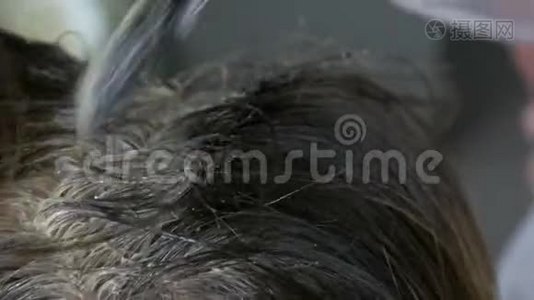 女性根上的白发，这种头发本身就是用特殊的油漆和刷子在家里染发的视频