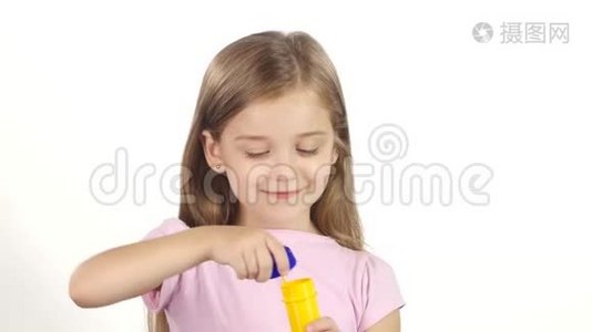 孩子让肥皂泡。 白色背景视频
