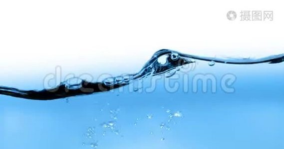 蓝色波浪水，白色背景上有气泡，运动缓慢，清洁和纯净的概念，视频