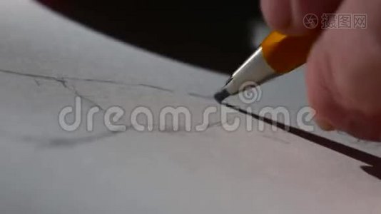 在白纸上画石墨铅笔。视频