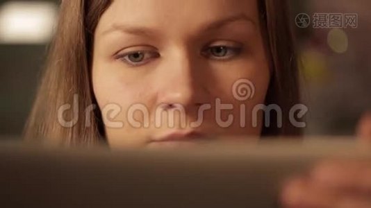 悲伤的女孩在做平板电脑特写，然后她得到了好消息和微笑视频