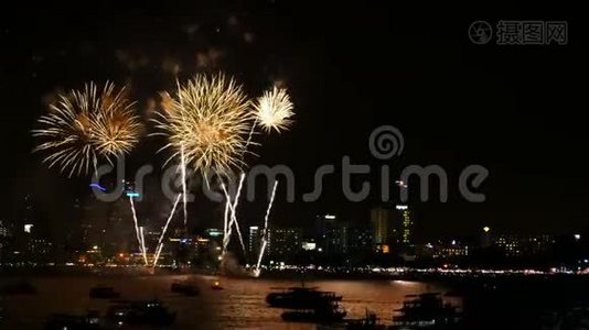 4K镜头，真实的烟花节在天空中，以庆祝在夜间与城市景观的背景视频