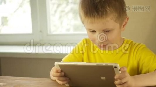 少年使用平板电脑视频