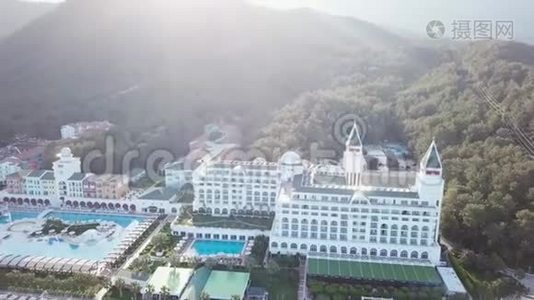 豪华酒店的热带海滩游泳池的顶部景观。 录像。 海滩上豪华酒店的俯视图视频