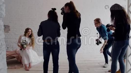 大师班的摄影师以一种波霍的风格拍摄新娘。 在摄影棚里。视频