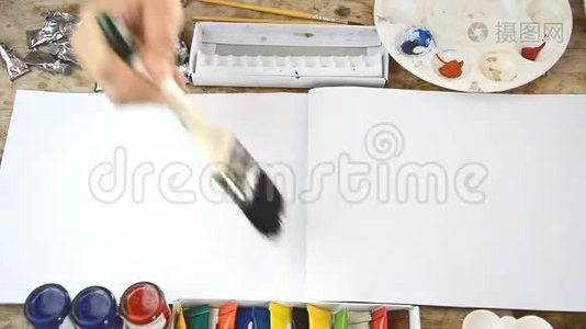 女人用画笔在笔记本上不带任何颜色的展示或文字视频