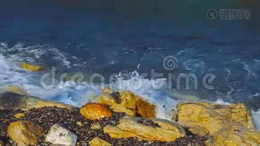 在岩石海岸冲浪视频