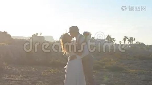 新娘和新郎在日落时接吻视频