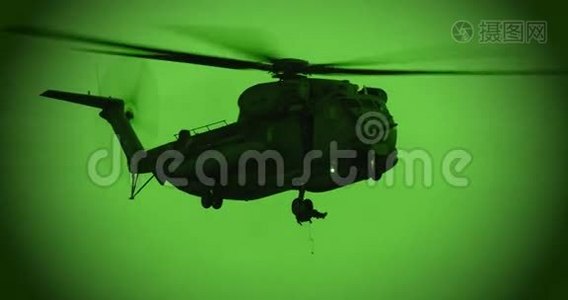 一架军用直升机执行夜间救援任务的夜视镜头视频