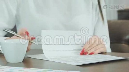 带着红指甲的女人在正式文件上签名视频