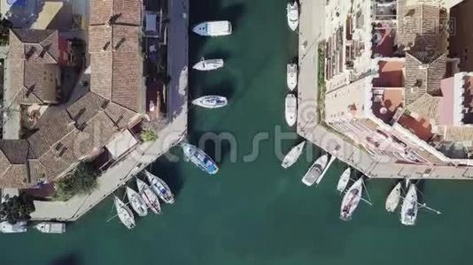 西班牙，萨普拉亚港-2018年2月，港口空中射击，海湾与游艇，城镇视频