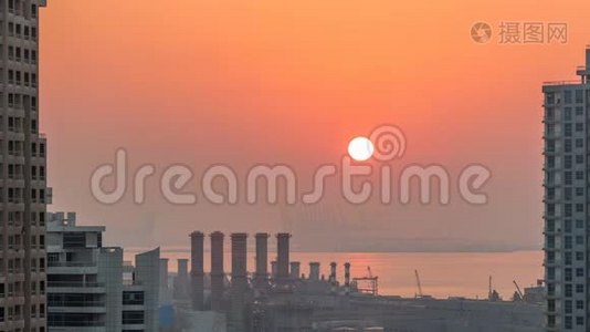 从日落时分的有利位置俯瞰迪拜码头。视频