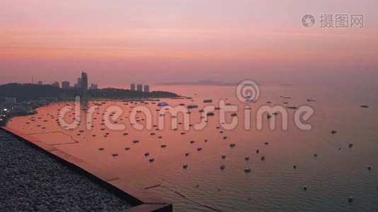 在Pattaya湾，在象形日落时，在阳光下观看船只和船只视频